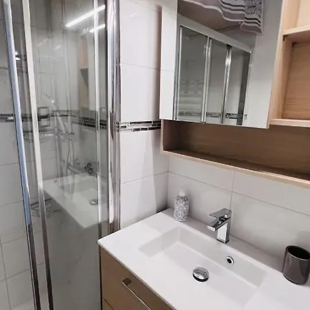 Apartment 2 Min Walk From The